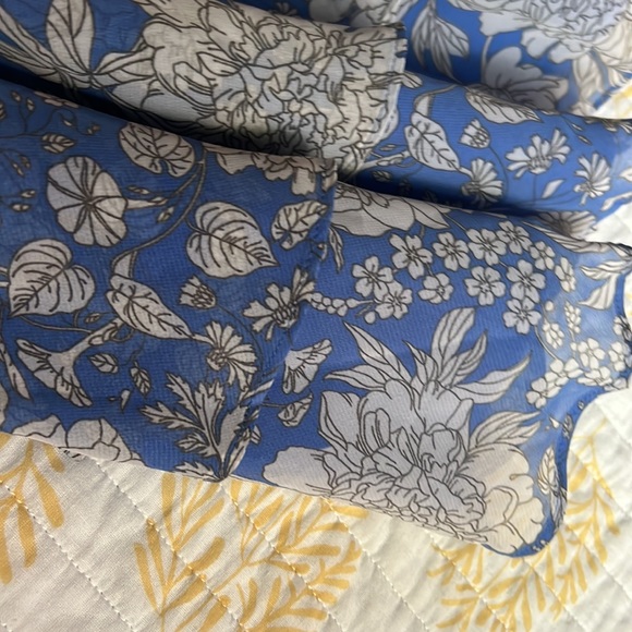 Express Large blue & white chiffon skirt - Picture 2 of 3